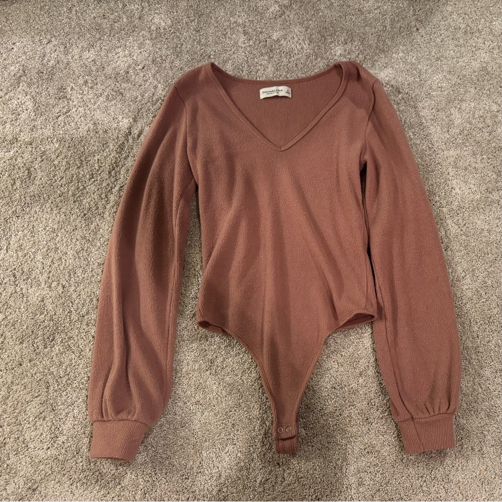 Abercrombie & Fitch Ribbed Cold Shoulder Sweater – Small